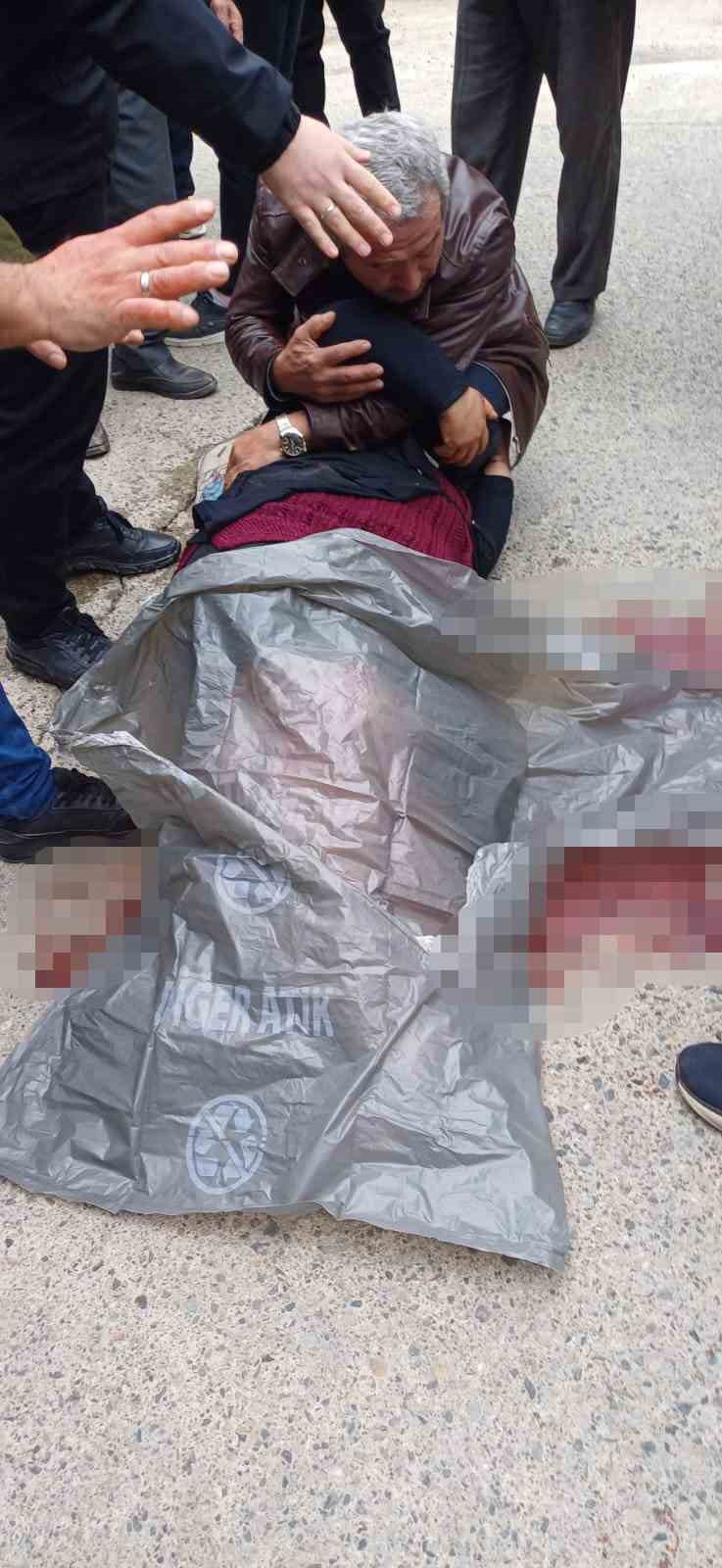 Hafriyat kamyonu cenaze t&ouml;renine katılan kadına &ccedil;arptı
