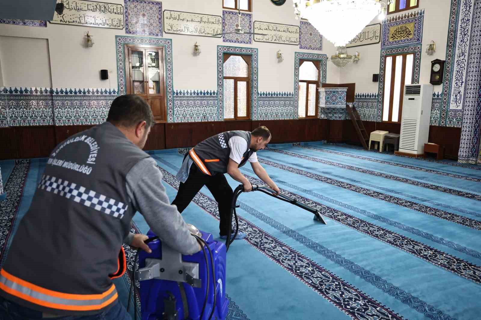 Zonguldak&rsquo;ta camilerde Ramazan temizliği
