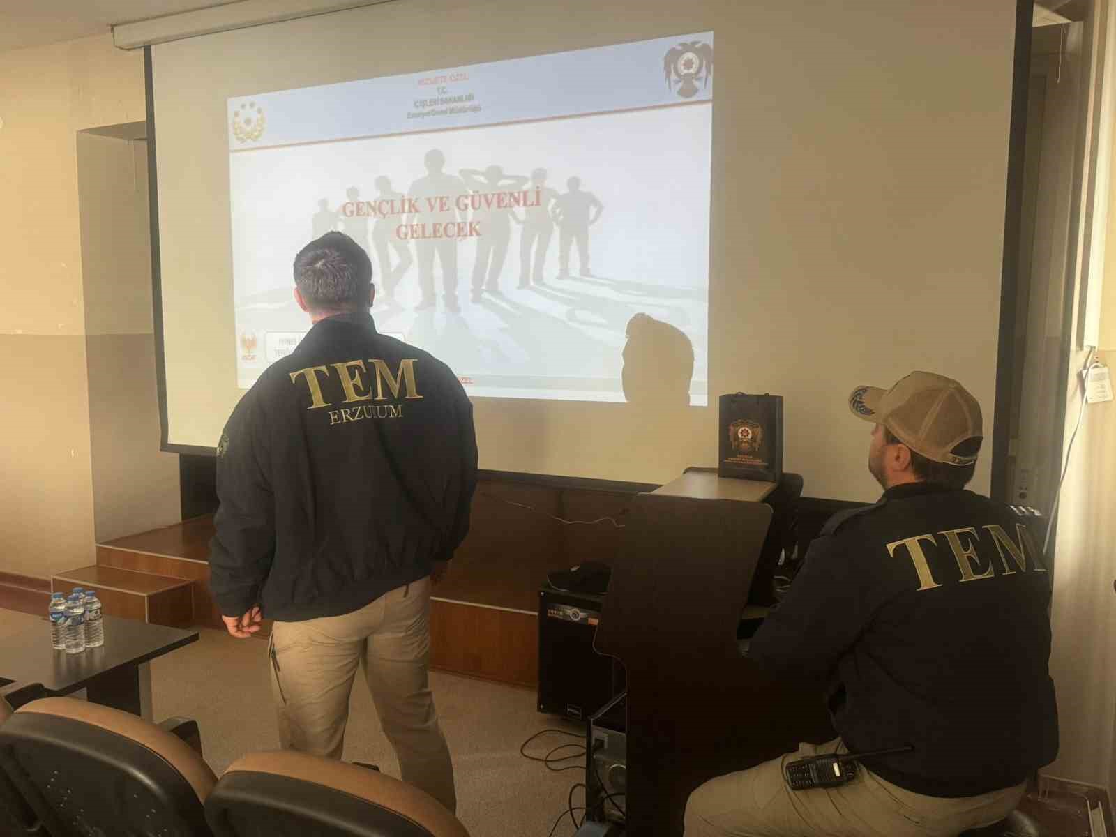 &Ouml;ğrencilerle halı sahada ma&ccedil; yapan polis, ter&ouml;r &ouml;rg&uuml;tleri konusunda bilgilendirdi

