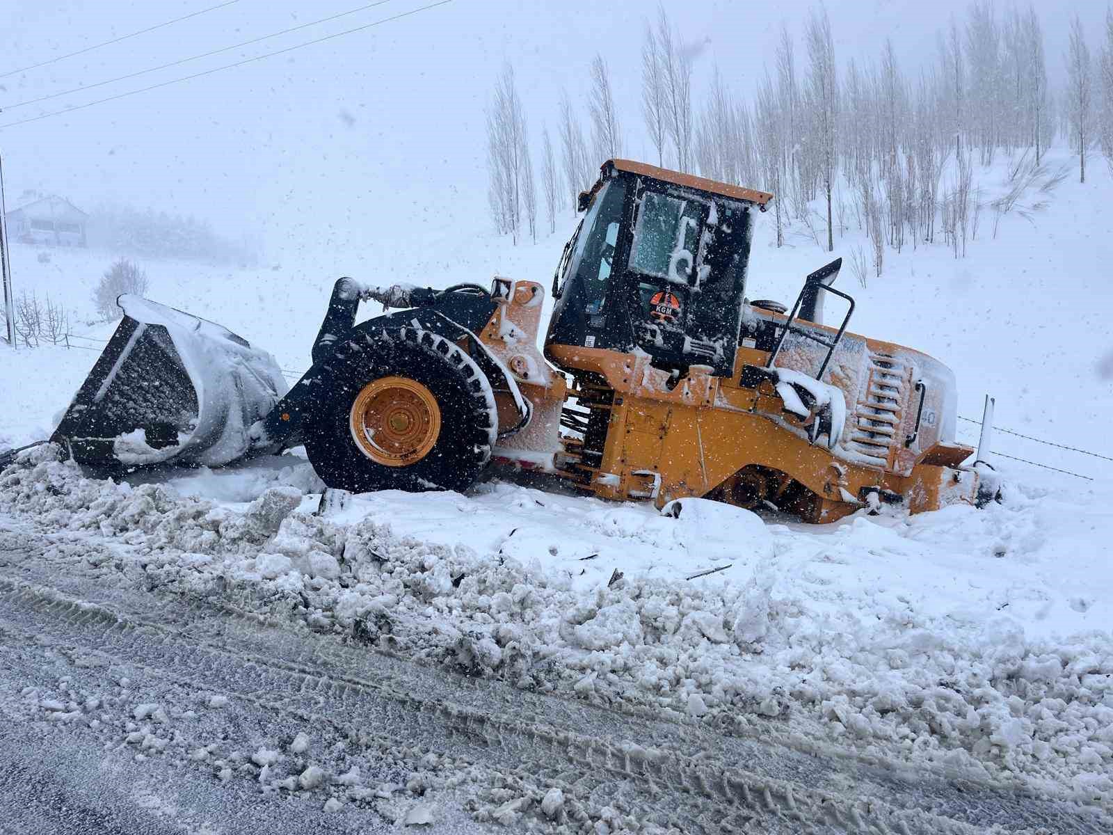 Muş&rsquo;ta tır iş makinesine &ccedil;arptı: 1 yaralı
