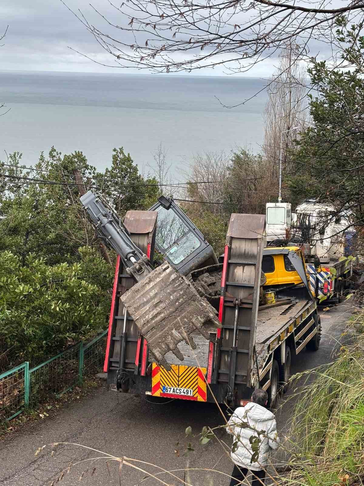Kozlu&rsquo;da kep&ccedil;e dorseden yola d&uuml;şt&uuml;, ulaşım bir s&uuml;re aksadı
