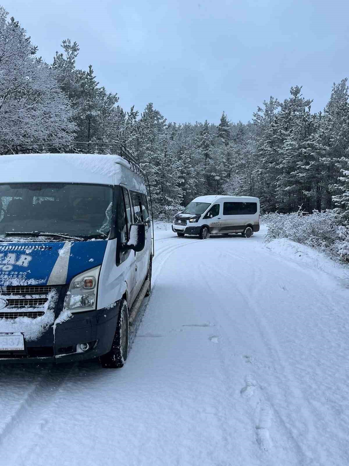 Sındırgı&rsquo;nın y&uuml;ksek kesimlerinde kar, merkezde yağmur etkili oldu
