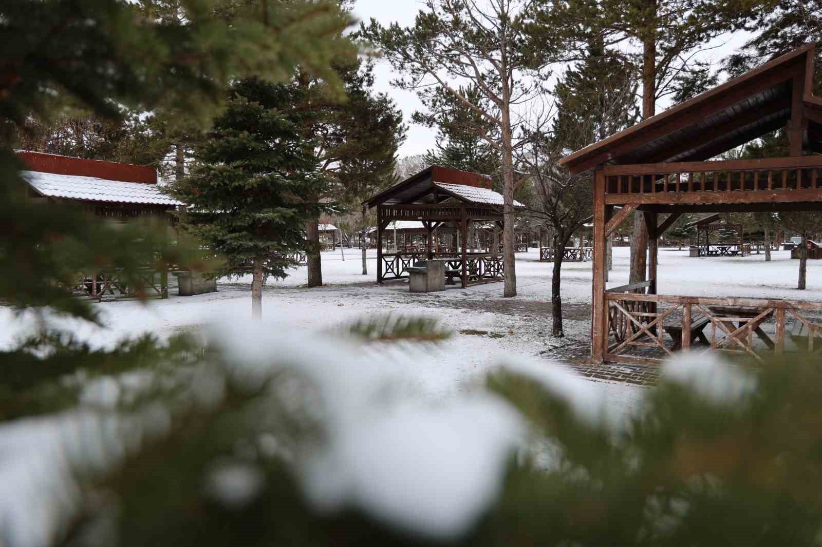 Kar Sivas&rsquo;ı terk edemedi, şehir yeniden beyaza b&uuml;r&uuml;nd&uuml;
