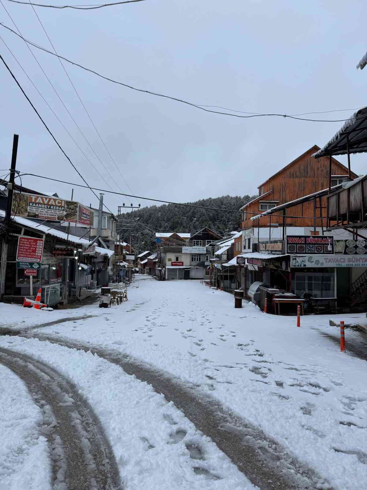 Osmaniye Zorkun Yaylası&rsquo;nda kar yağışı başladı
