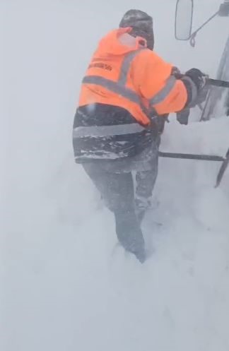 Sahara Ge&ccedil;idi&rsquo;nde Kara Yolları ekibinin &uuml;zerine &ccedil;ığ d&uuml;şt&uuml;
