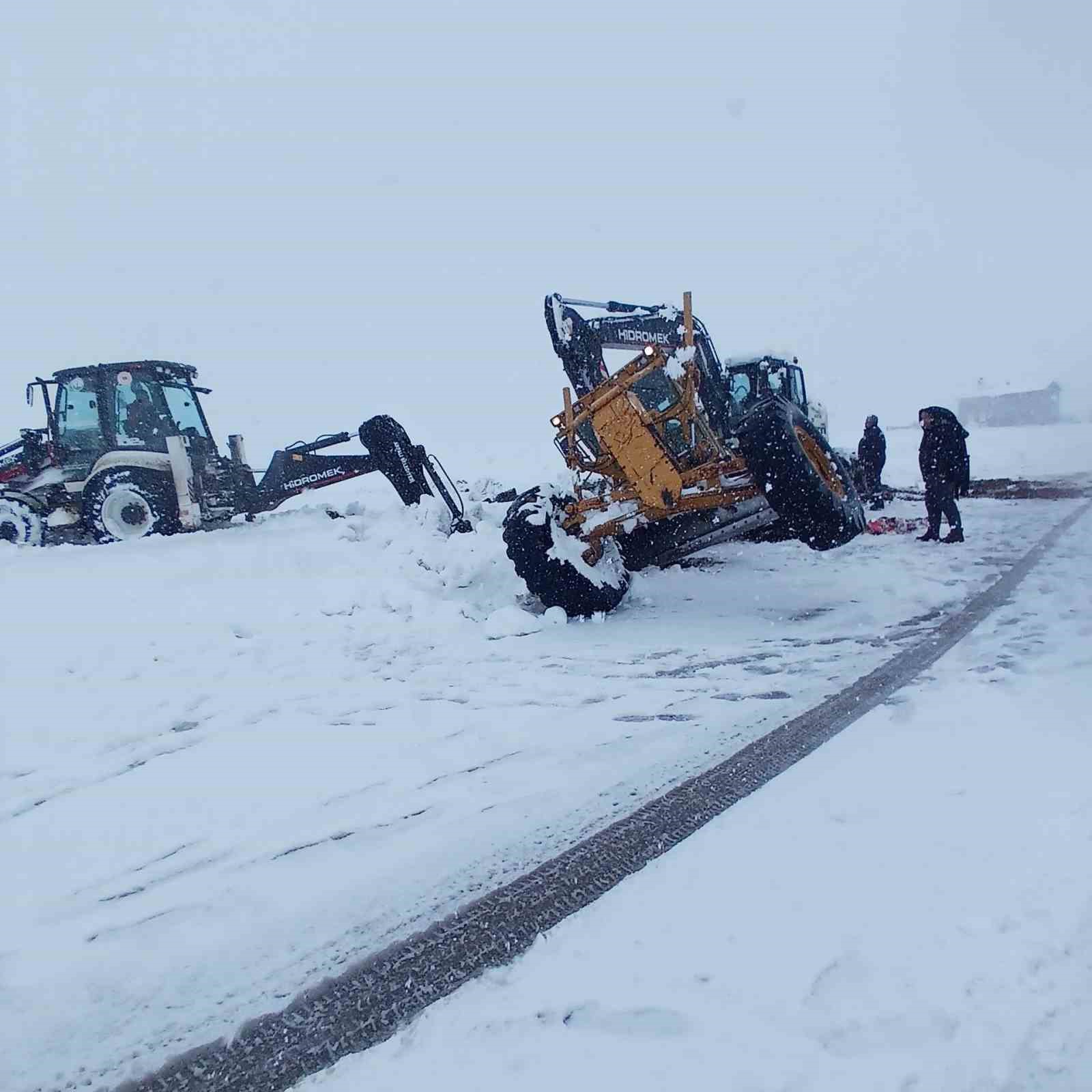 Arpalı’da karla mücadele sırasında iş makinesi kara saplandı