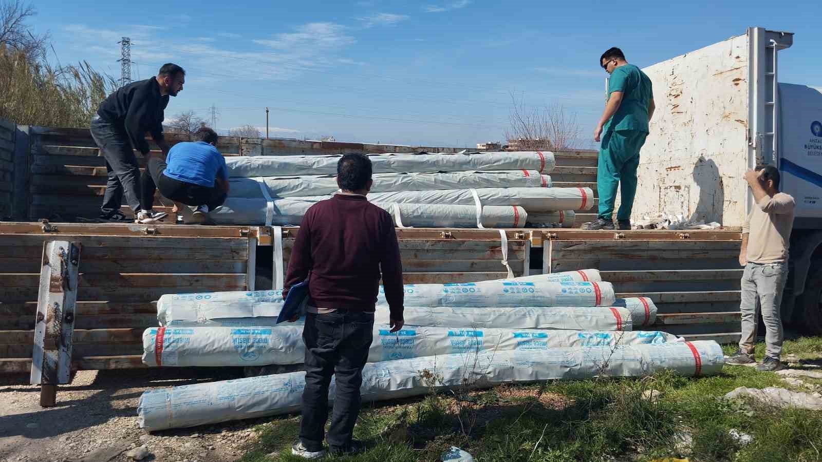 B&uuml;y&uuml;kşehir Belediyesinden &uuml;reticiye sera naylonu desteği
