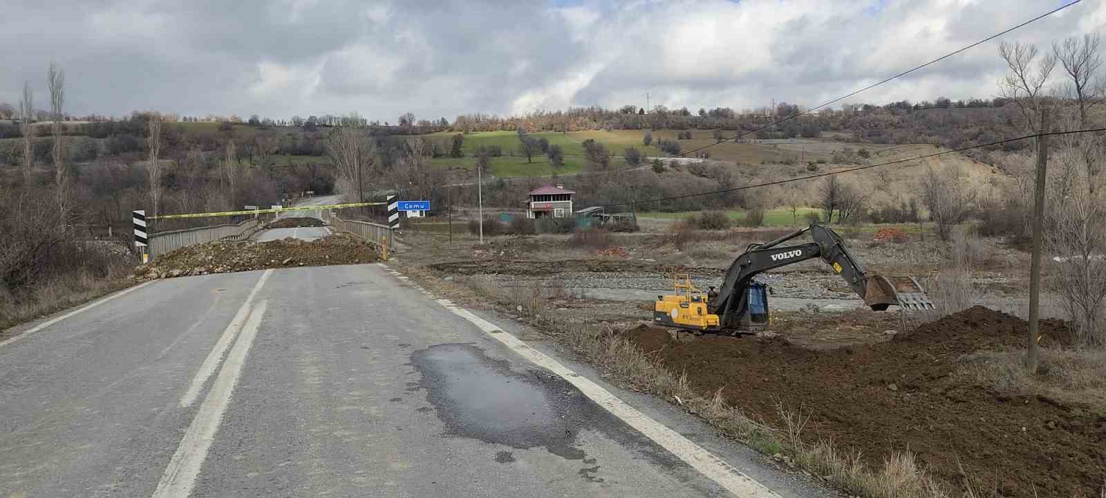 &Ccedil;orum&rsquo;da ulaşıma kapanan yolda ulaşım ge&ccedil;ici k&ouml;pr&uuml;den sağlanacak

