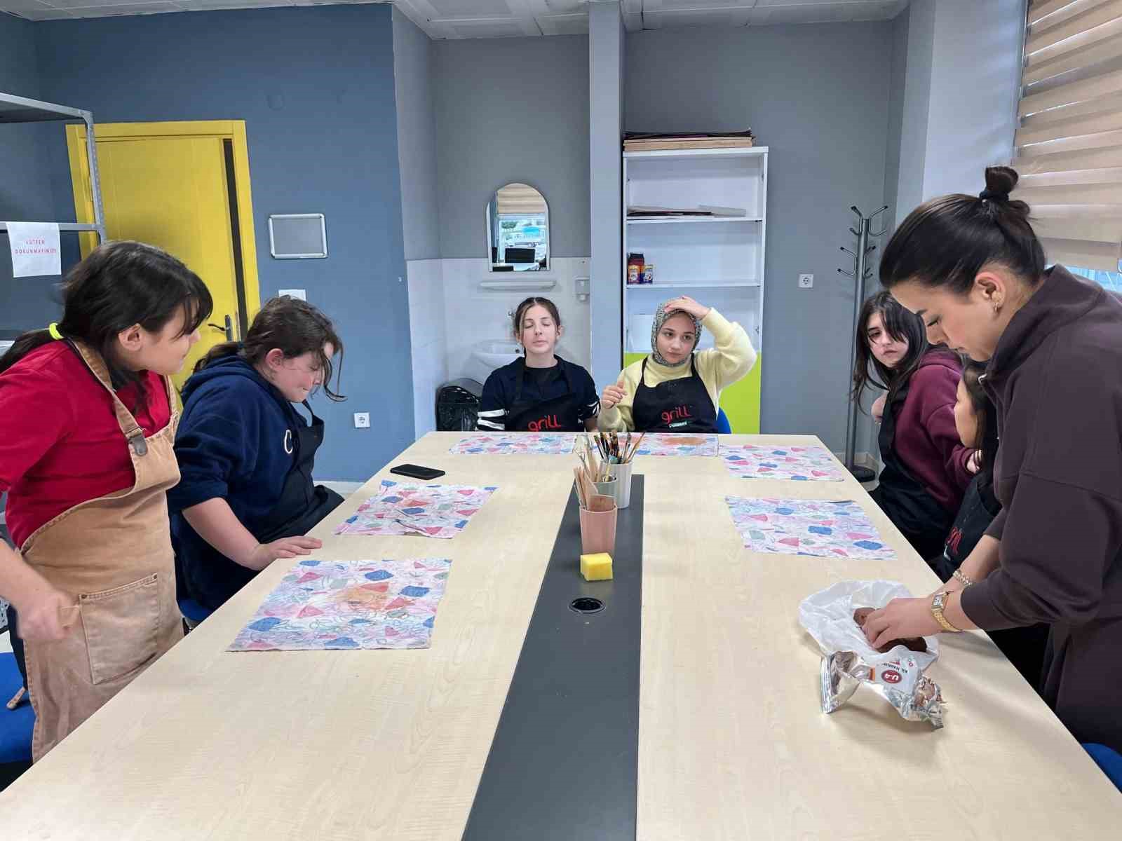 Ortaokul öğrencileri gençlik merkezinde