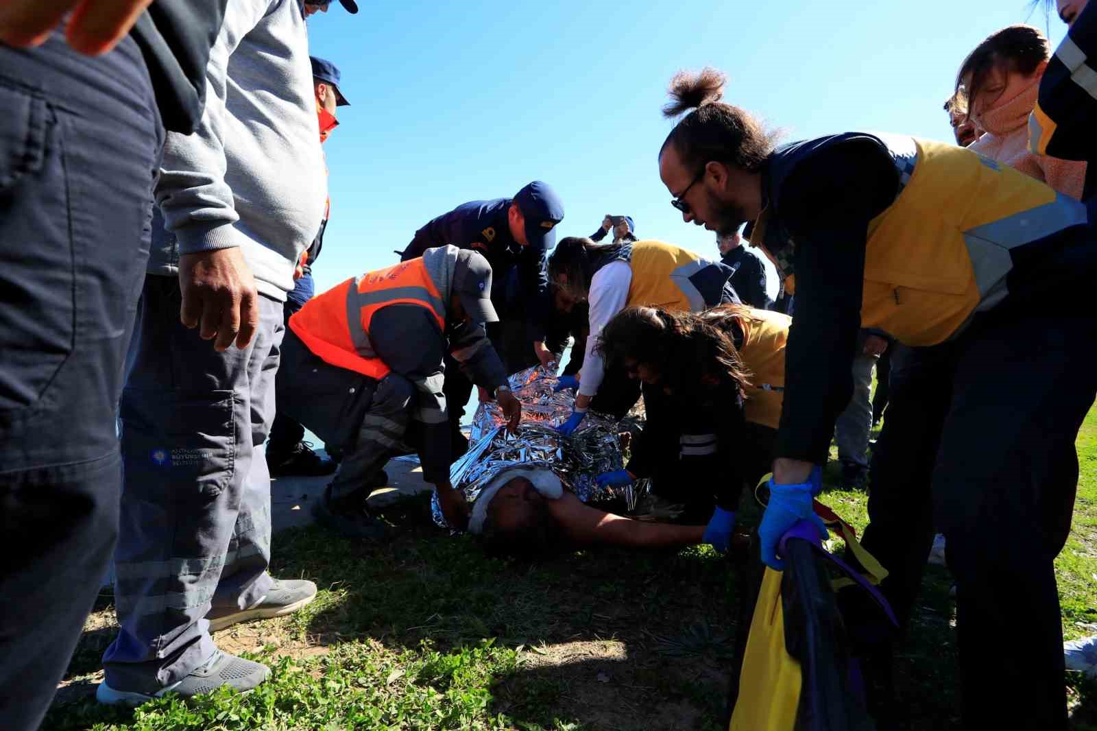 Antalya&rsquo;da arkadaşlarına kızan belediye &ccedil;alışanının eylemine can simitli m&uuml;dahale
