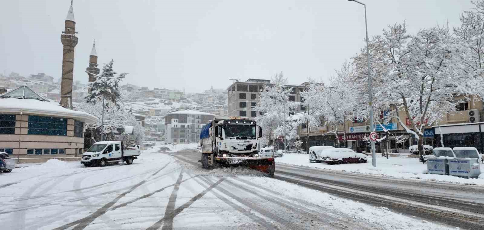Hacılar Belediyesi ekipleri karla m&uuml;cadele i&ccedil;in sahada
