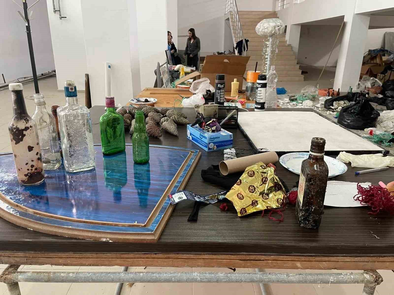 Sinop&rsquo;ta denizin &ccedil;&ouml;p&uuml; at&ouml;lyede sanata d&ouml;n&uuml;ş&uuml;yor
