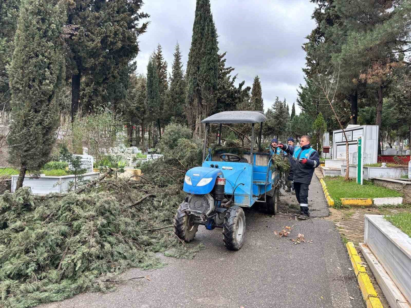 Gebze&rsquo;de bayram &ouml;ncesi mezarlıklarda bakım &ccedil;alışmaları hızlandı
