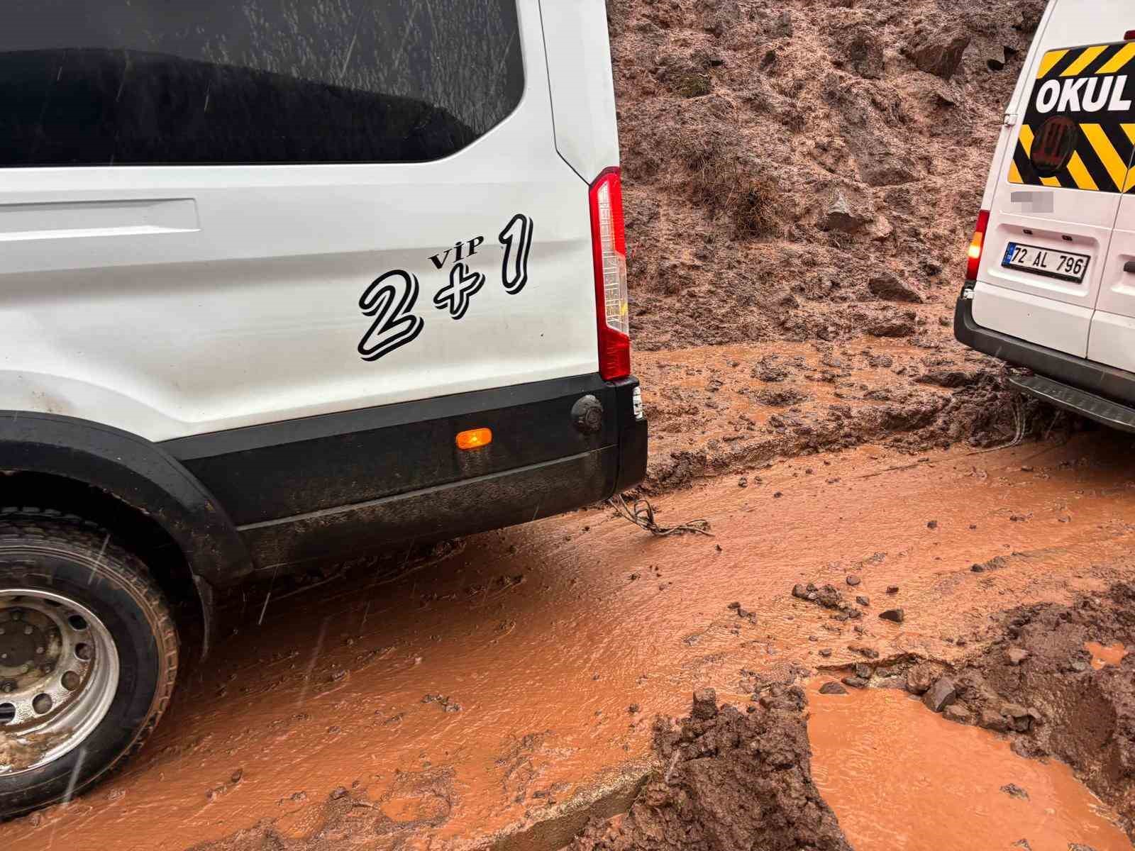 Heyelanda çamura saplanan okul taşıtı köylülerce kurtarıldı