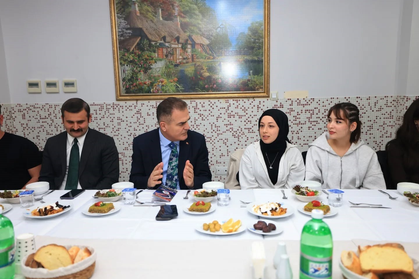 Muğla Valisi Dr. Akbıyık, K&ouml;yceğiz&rsquo;de d&uuml;zenlenen iftarda gen&ccedil;lerle sohbet etti
