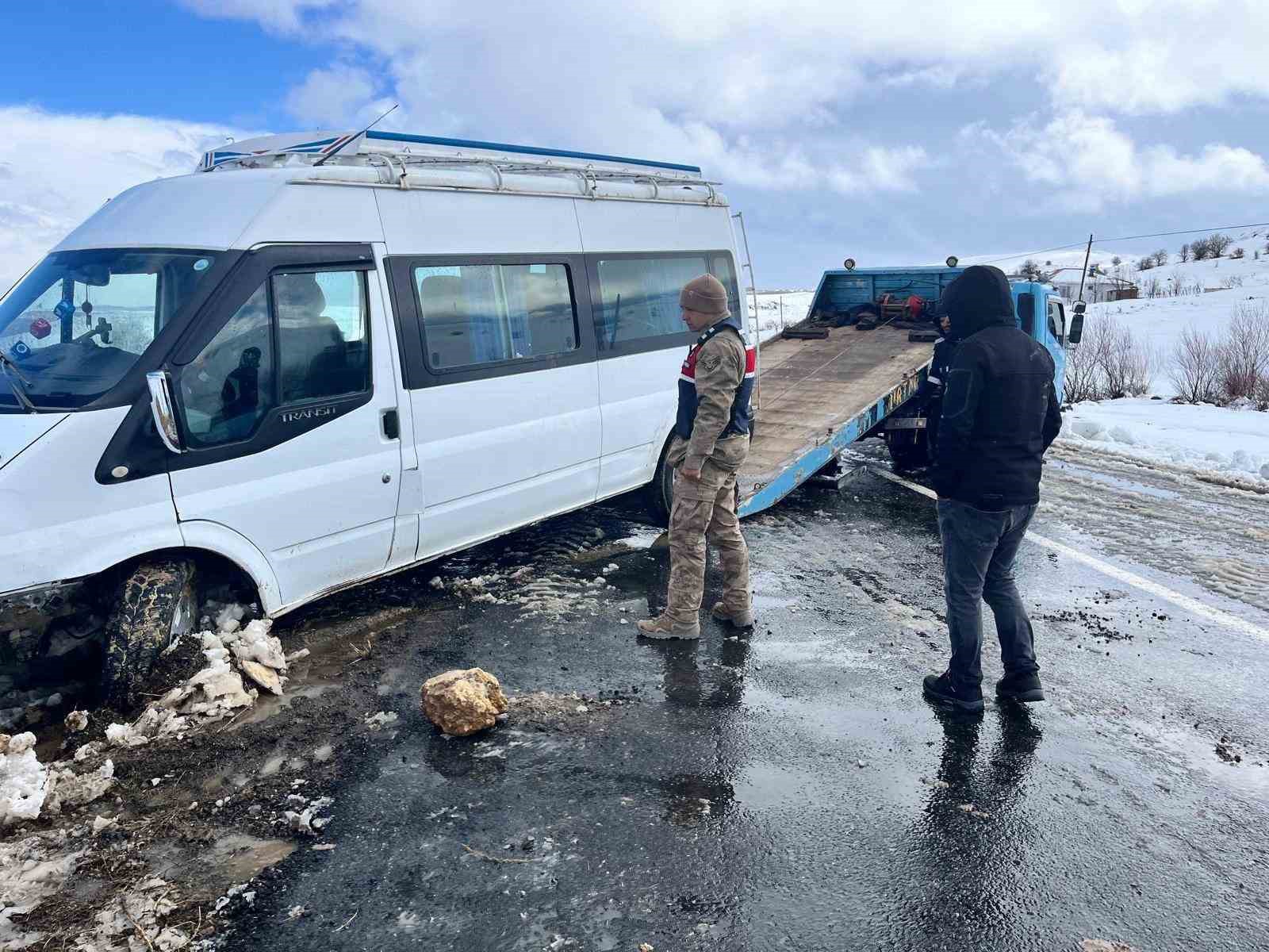 Şarampole s&uuml;r&uuml;klenen minib&uuml;s, ekipler tarafından kurtarıldı
