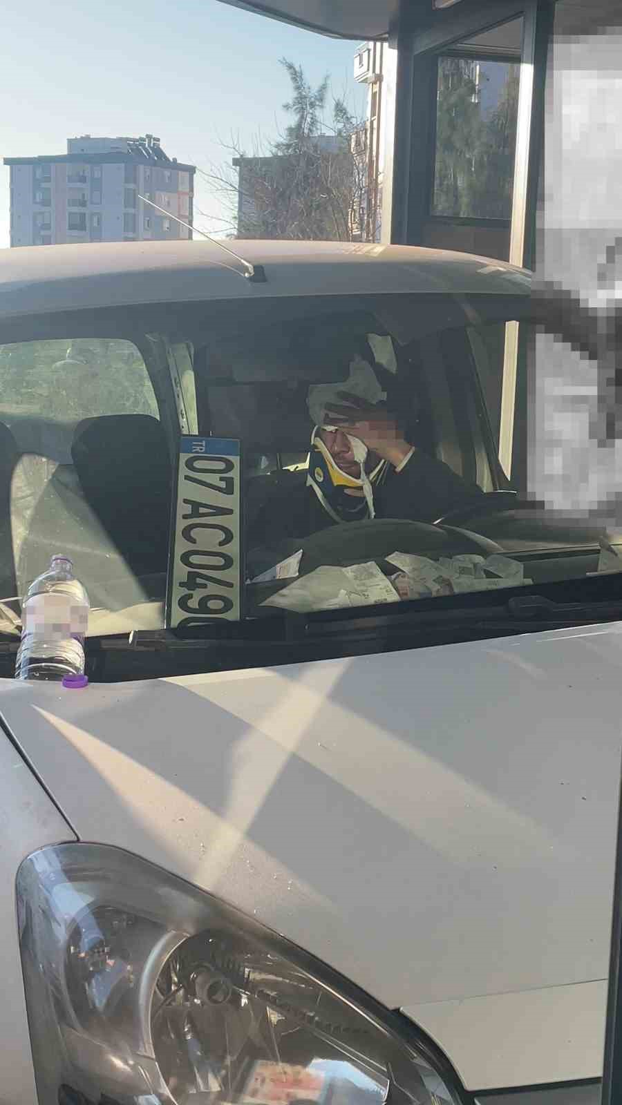 Oturduğu yerde aracın altında kalmaktan saniyelerle ile kurtuldu, o anlar g&uuml;venlik kamerasına yansıdı
