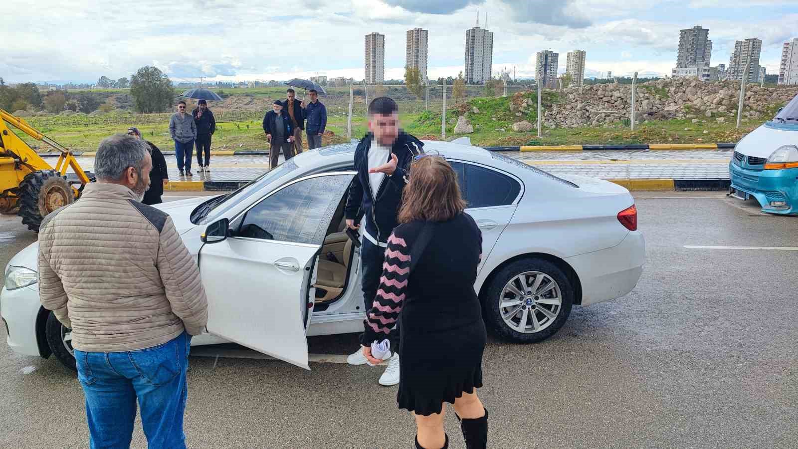 Tapulu arazilerine yol yapılan vatandaşlar, yolu kapatınca bir kişi silah gösterip geçti