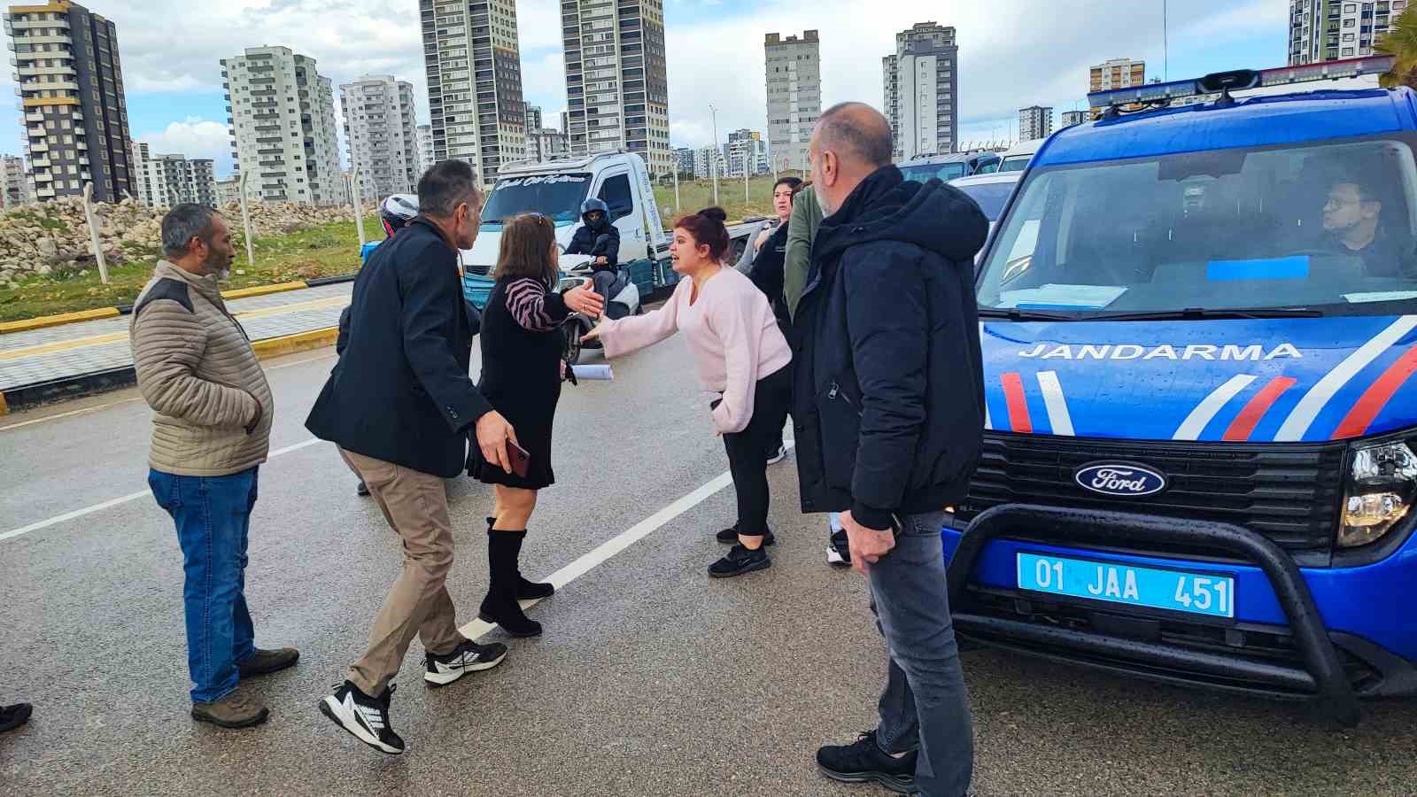 Tapulu arazilerine yol yapılan vatandaşlar, yolu kapatınca bir kişi silah g&ouml;sterip ge&ccedil;ti
