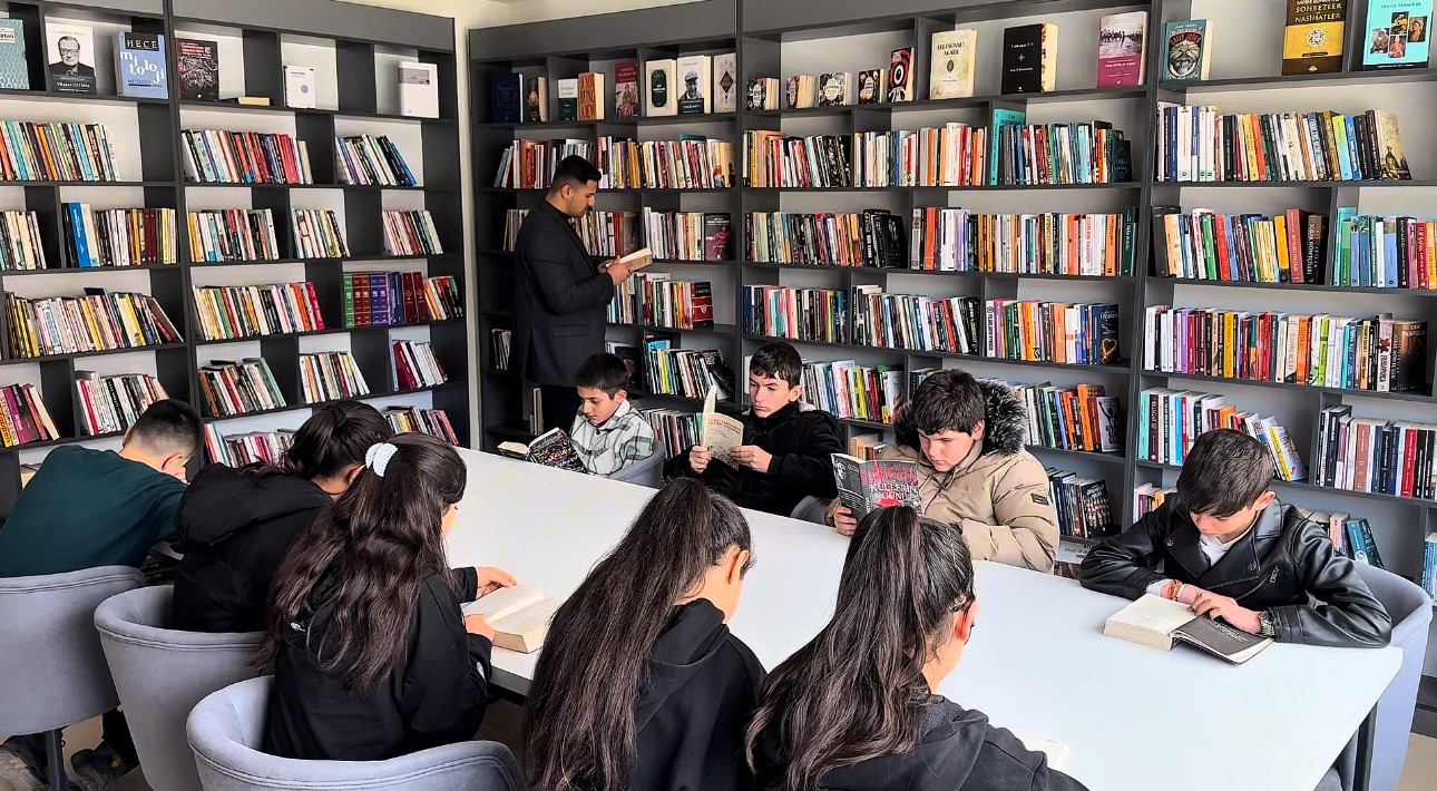 İran sınırında eğitimin yeni &uuml;ss&uuml;: Esendere Halk K&uuml;t&uuml;phanesi
