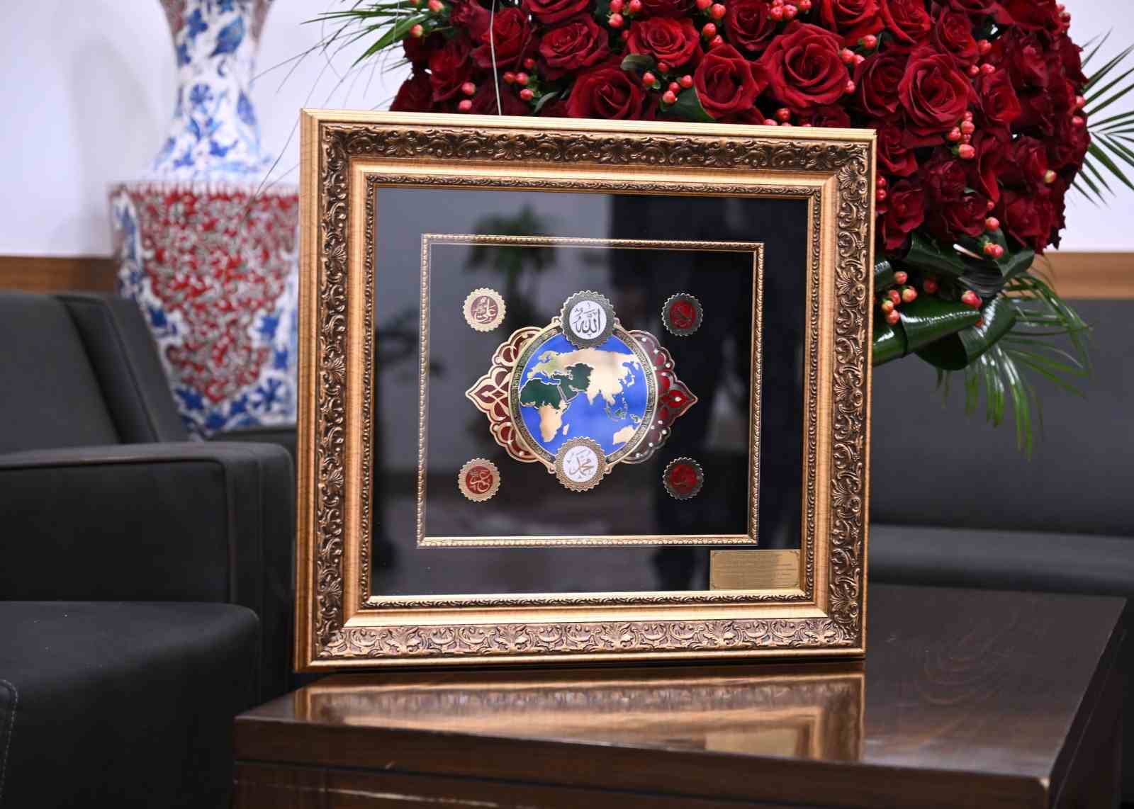 MHP lideri Bah&ccedil;eli, Cumhurbaşkanı Erdoğan&rsquo;a 72 g&uuml;l ve &ouml;zel tasarım tablo g&ouml;nderdi
