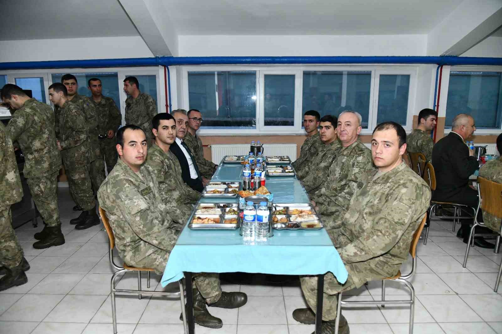 Kışlada askerlerle oru&ccedil; a&ccedil;tılar
