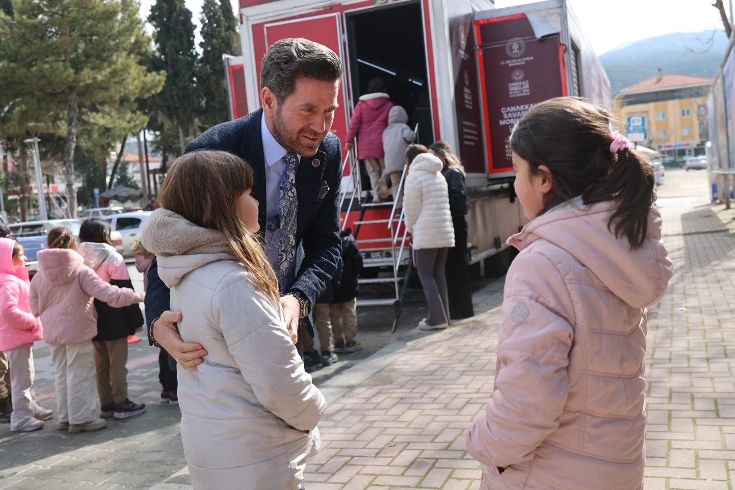Başkan Tatık, &Ccedil;anakkale Savaşları Mobil M&uuml;zesinde vatandaşlarla bir araya geldi
