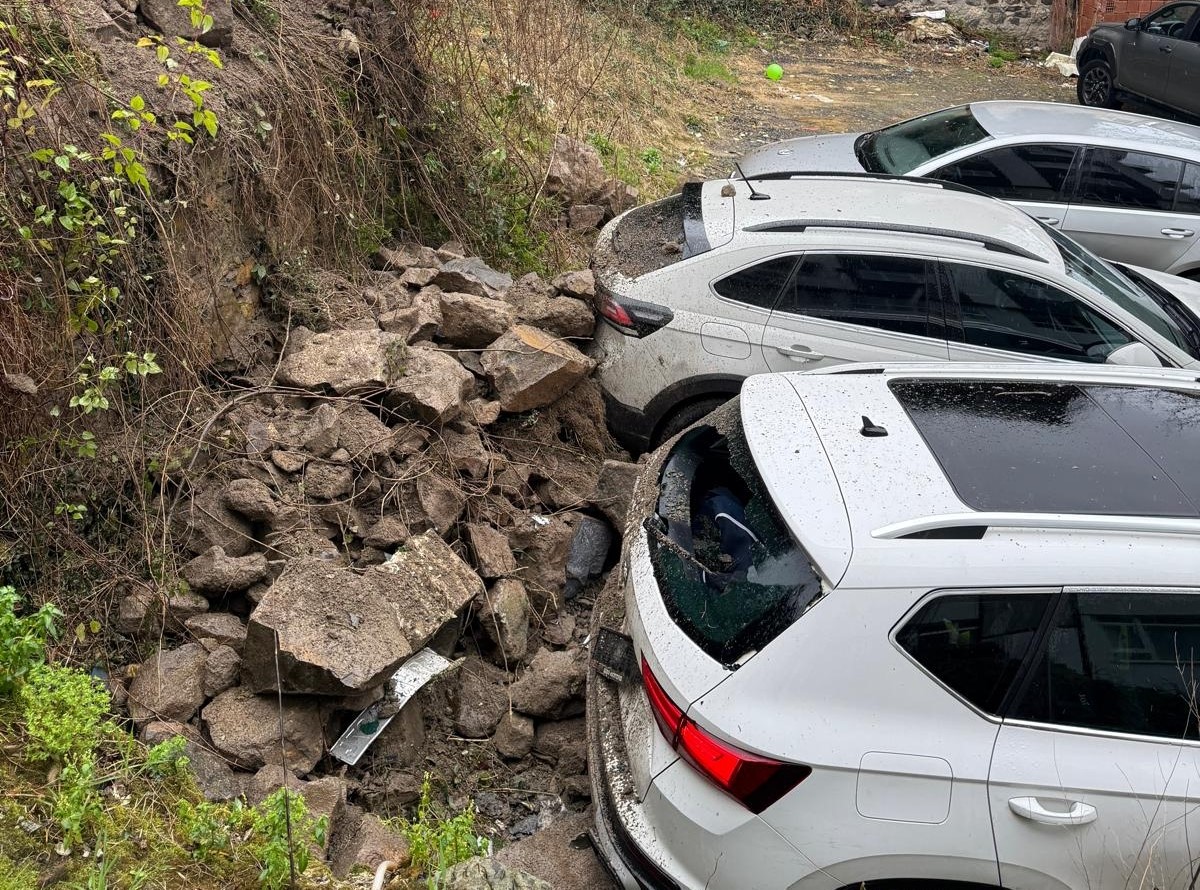 Ordu’da tarihi evin istinat duvarı araçların üzerine devrildi