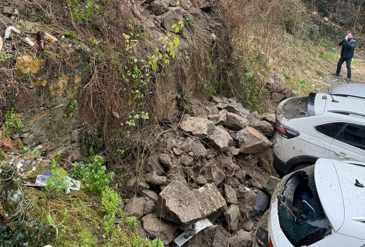 Ordu&rsquo;da tarihi evin istinat duvarı ara&ccedil;ların &uuml;zerine devrildi
