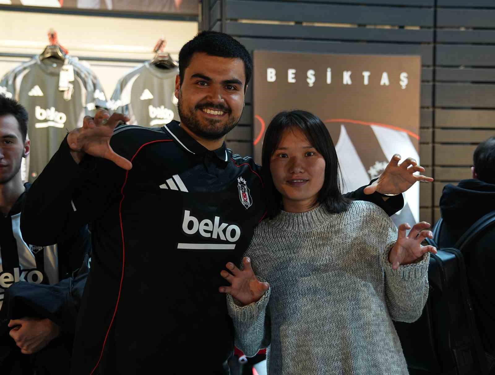 Hyeon-gyu Oh imza g&uuml;n&uuml;nde taraftarlarla buluştu
