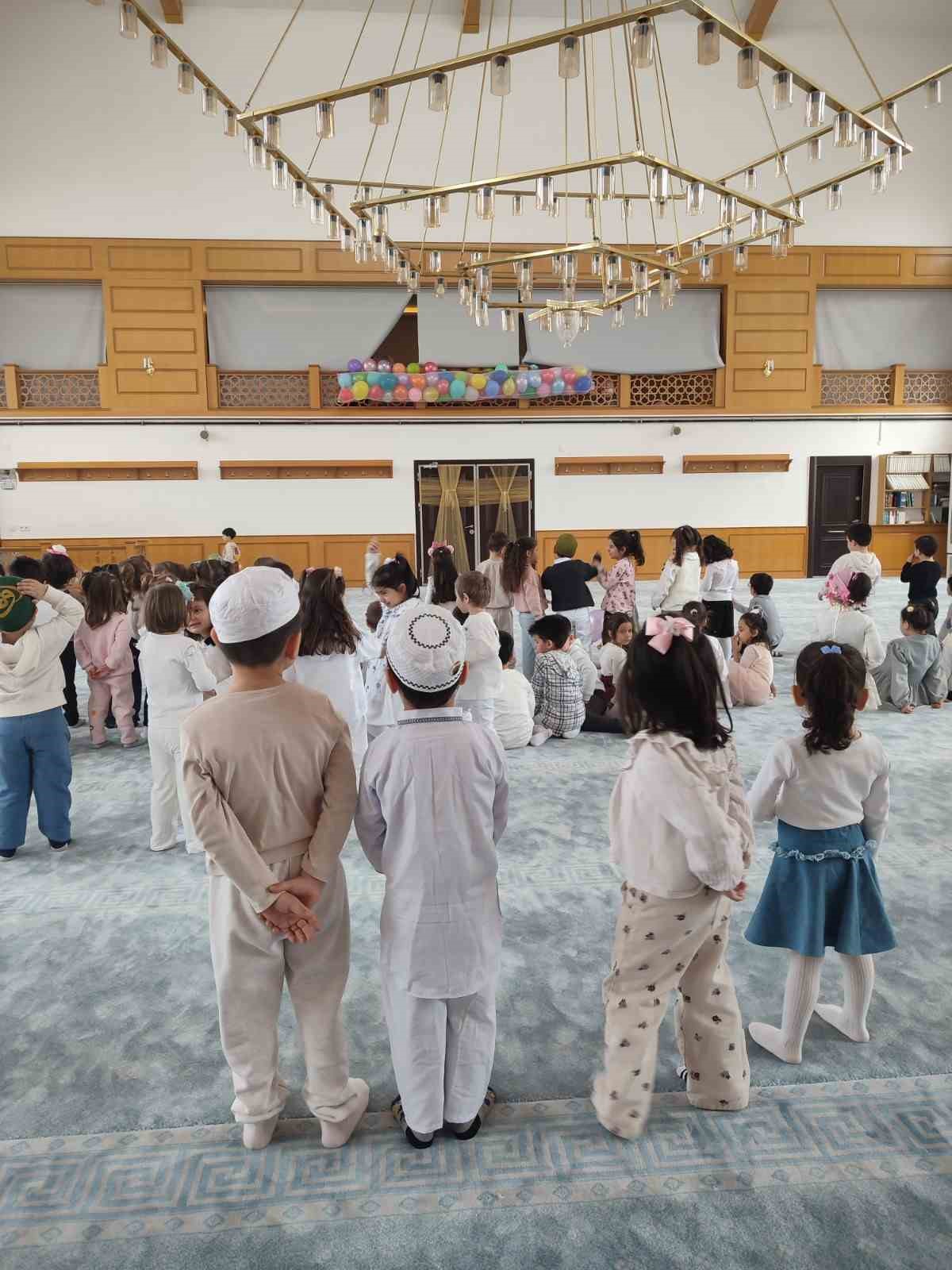 Sivas&rsquo;ta minik y&uuml;rekler Ramazan&rsquo;ın manevi iklimini camide yaşadı
