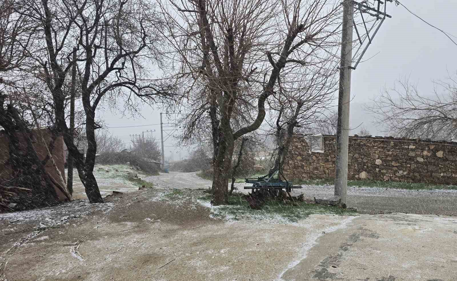 Alaşehir&rsquo;de bir g&uuml;nde 4 mevsim yaşandı
