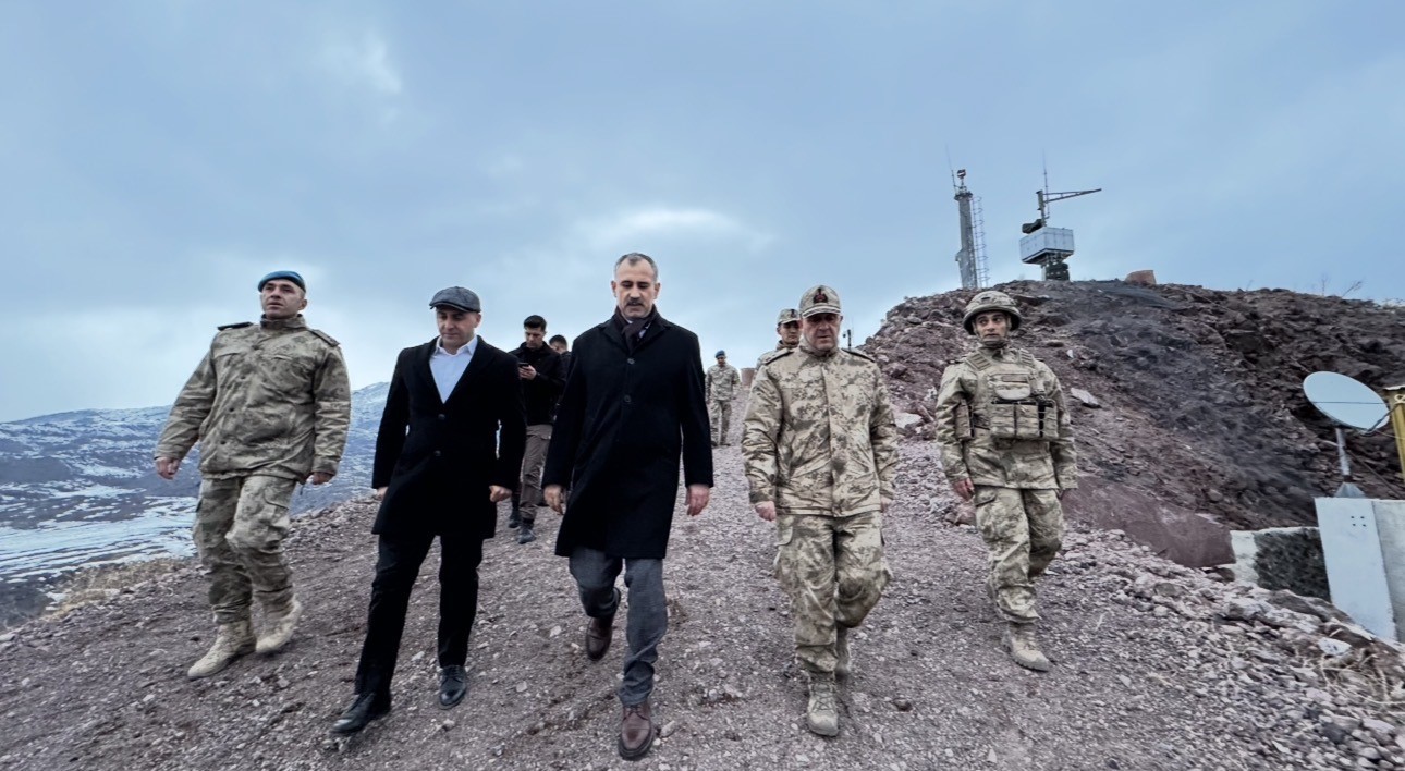 Vatan n&ouml;betindeki kahramanlar sınır hattında iftar sofrasında
