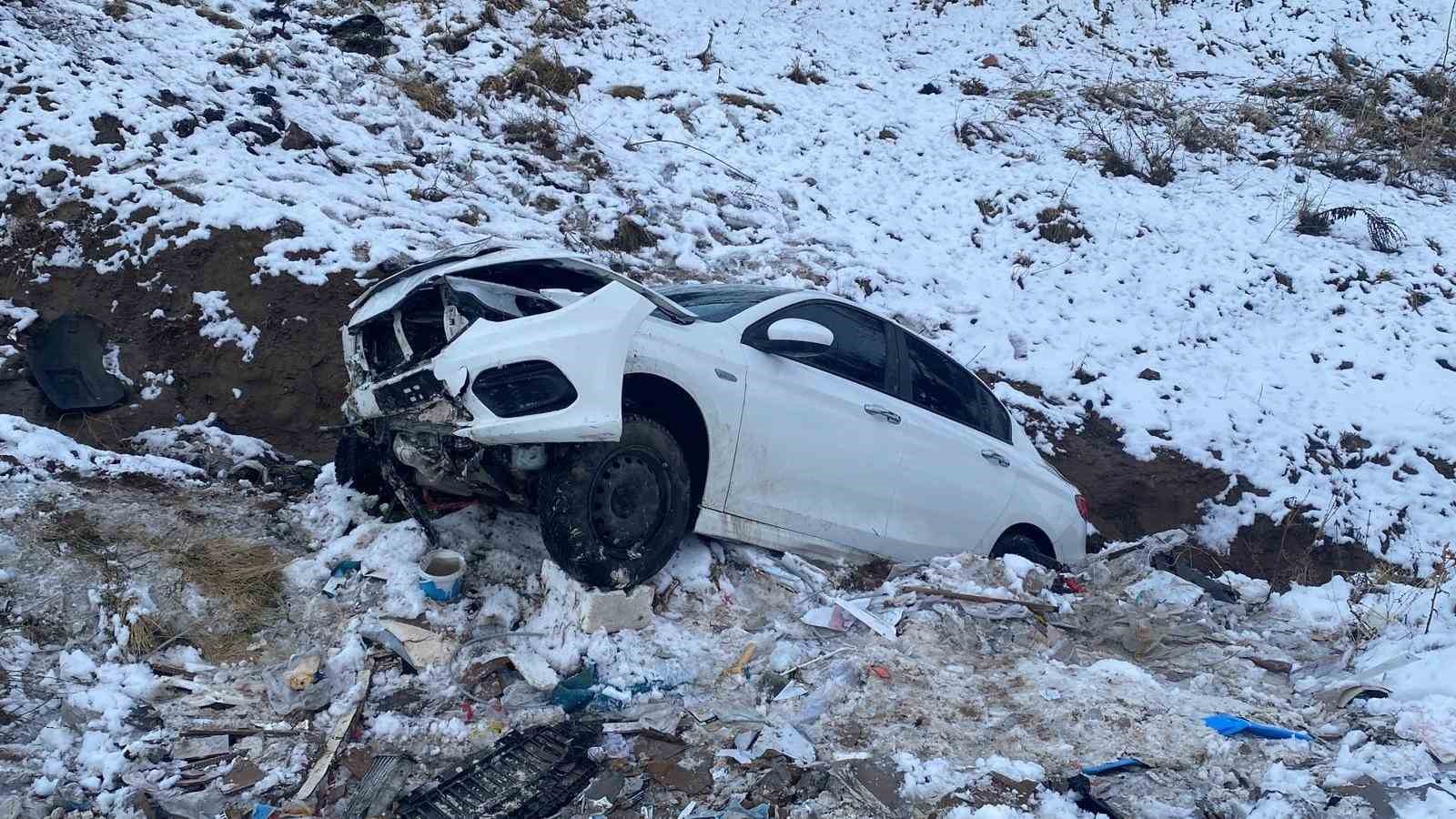 Elazığ&rsquo;da otomobil şarampole u&ccedil;tu: 2 yaralı
