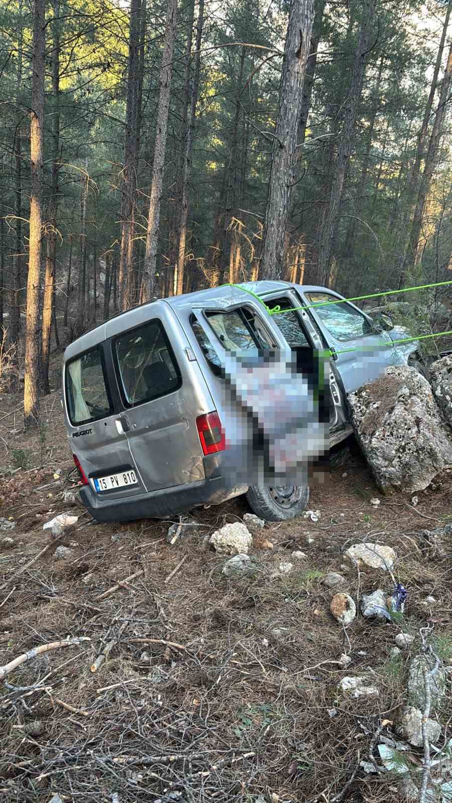 Burdur&rsquo;da ara&ccedil; şarampole devrildi: 3 yaralı
