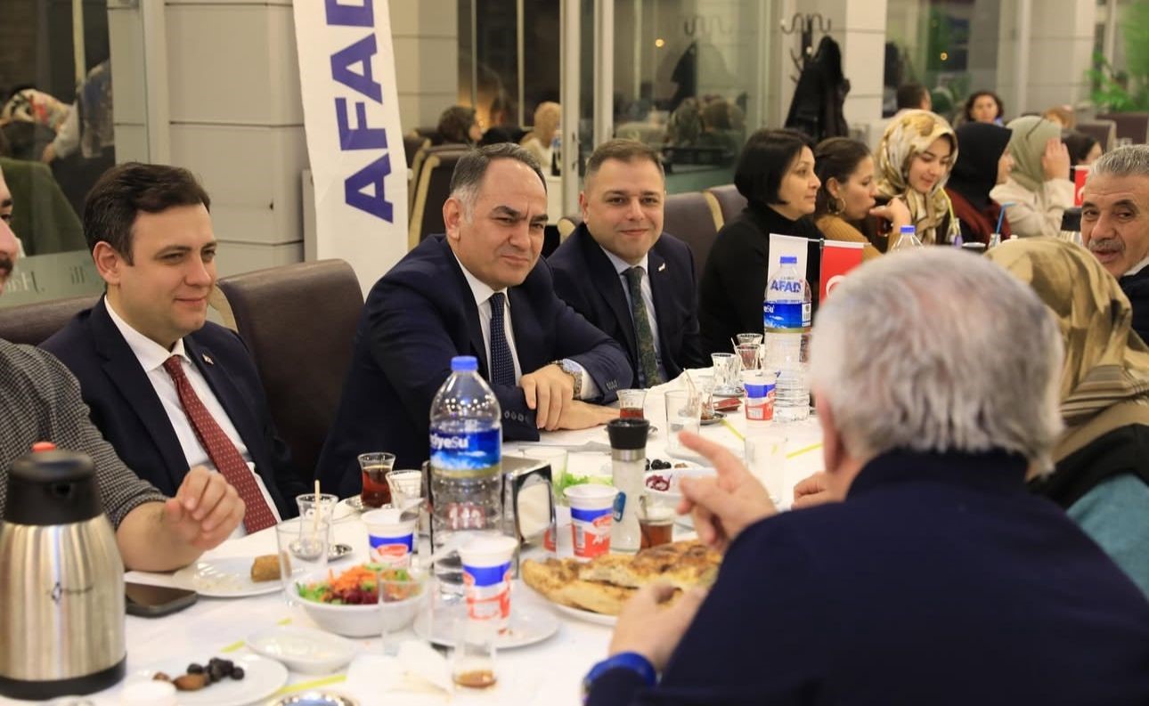 Vali &Ccedil;akırtaş depremzedelerle iftarda buluştu

