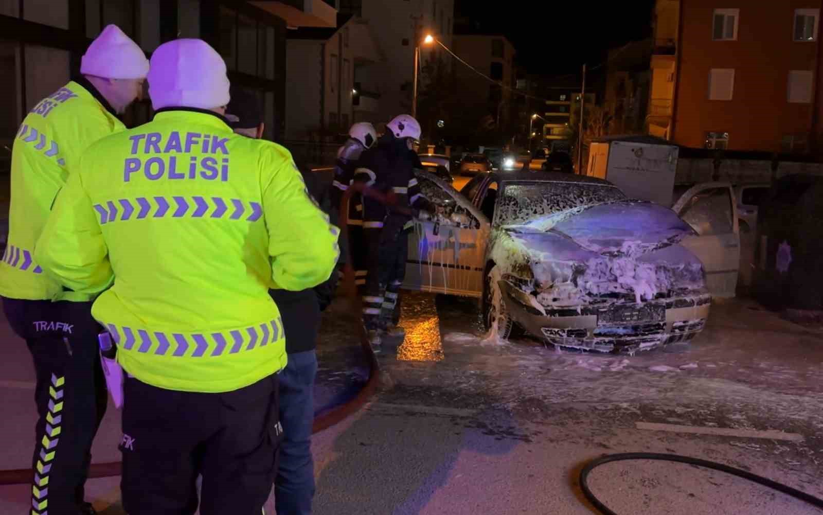 Alev alev yanan araca antifriz d&ouml;k&uuml;p s&ouml;nd&uuml;rmeye &ccedil;alıştı
