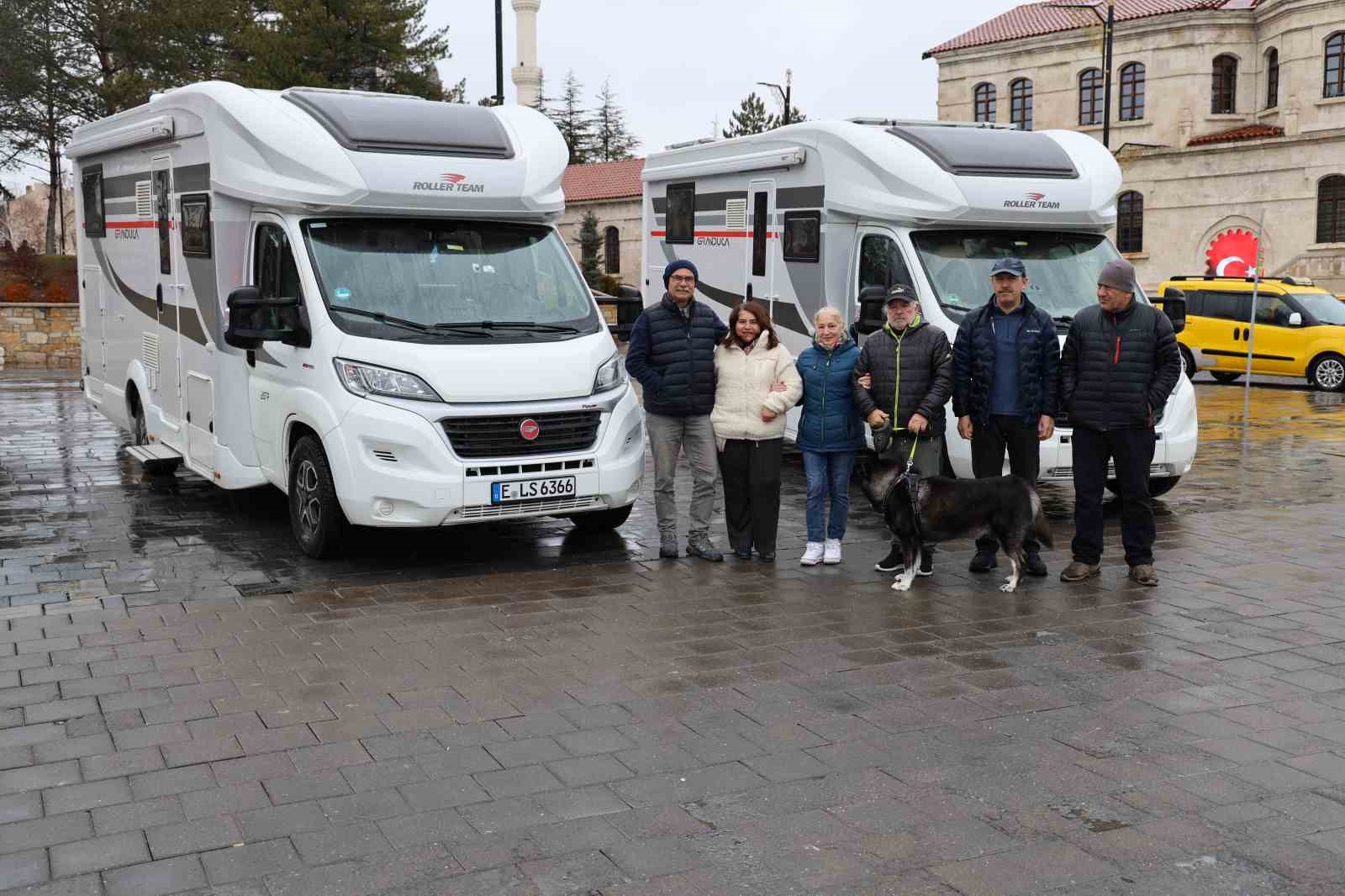 50 yıllık memleket hasretlerini karavanla gideriyorlar