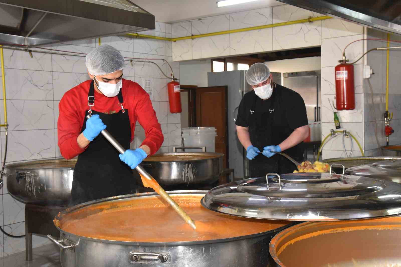 Menemen Belediyesi Aşevi&rsquo;nden her g&uuml;n 10 bin kişiye yemek
