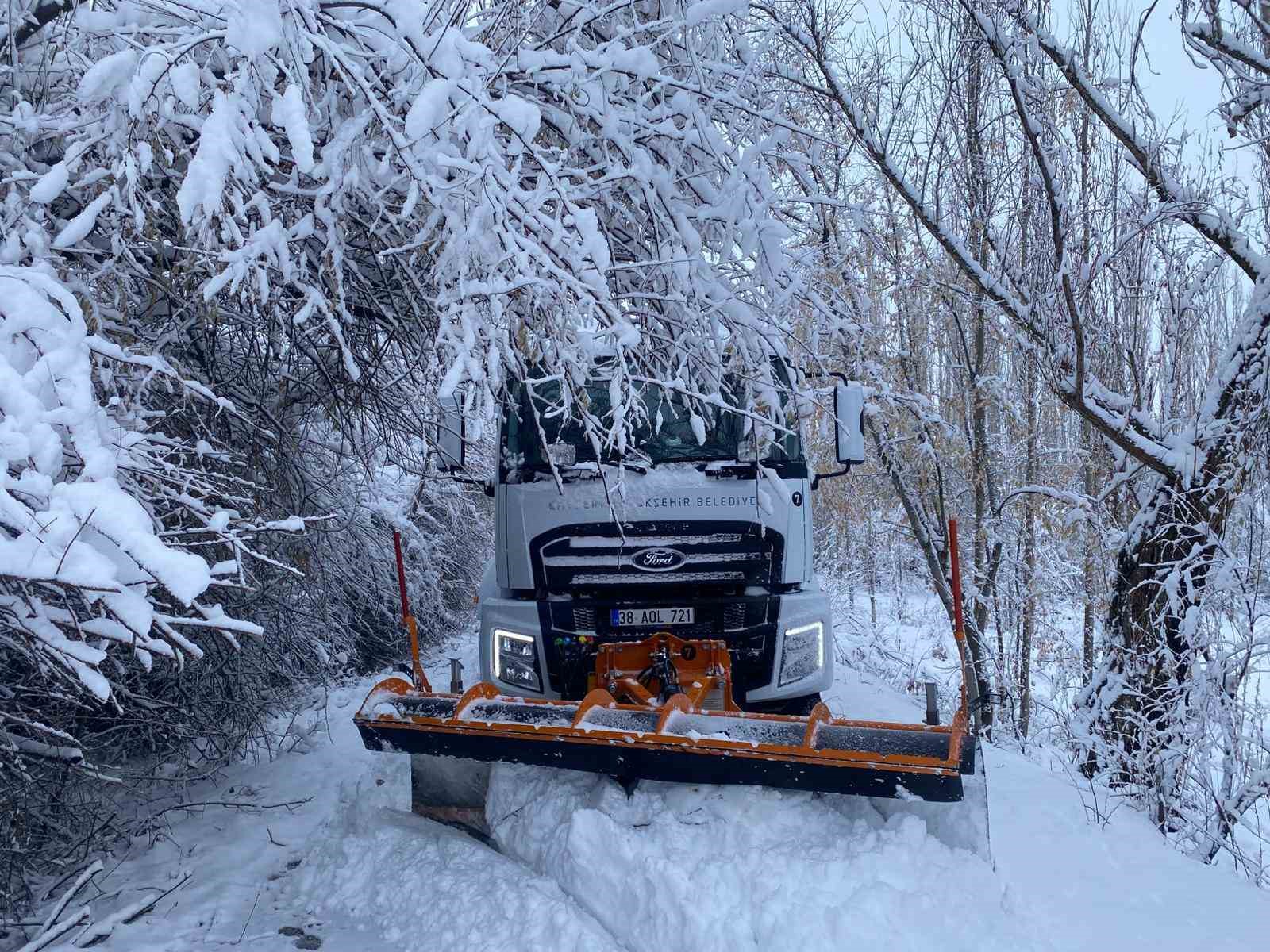 Kayseri&rsquo;de yoğun kar nedeniyle kapanan 195 mahalle yolu ulaşıma a&ccedil;ıldı
