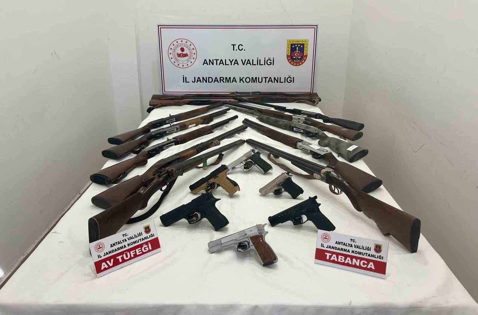 Kepez’de ruhsatsız 21 silah ele geçirildi