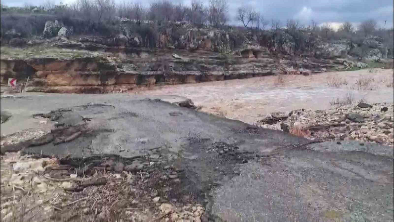 Sağanak sonrası dereler coştu, k&ouml;pr&uuml;ler hasar aldı
