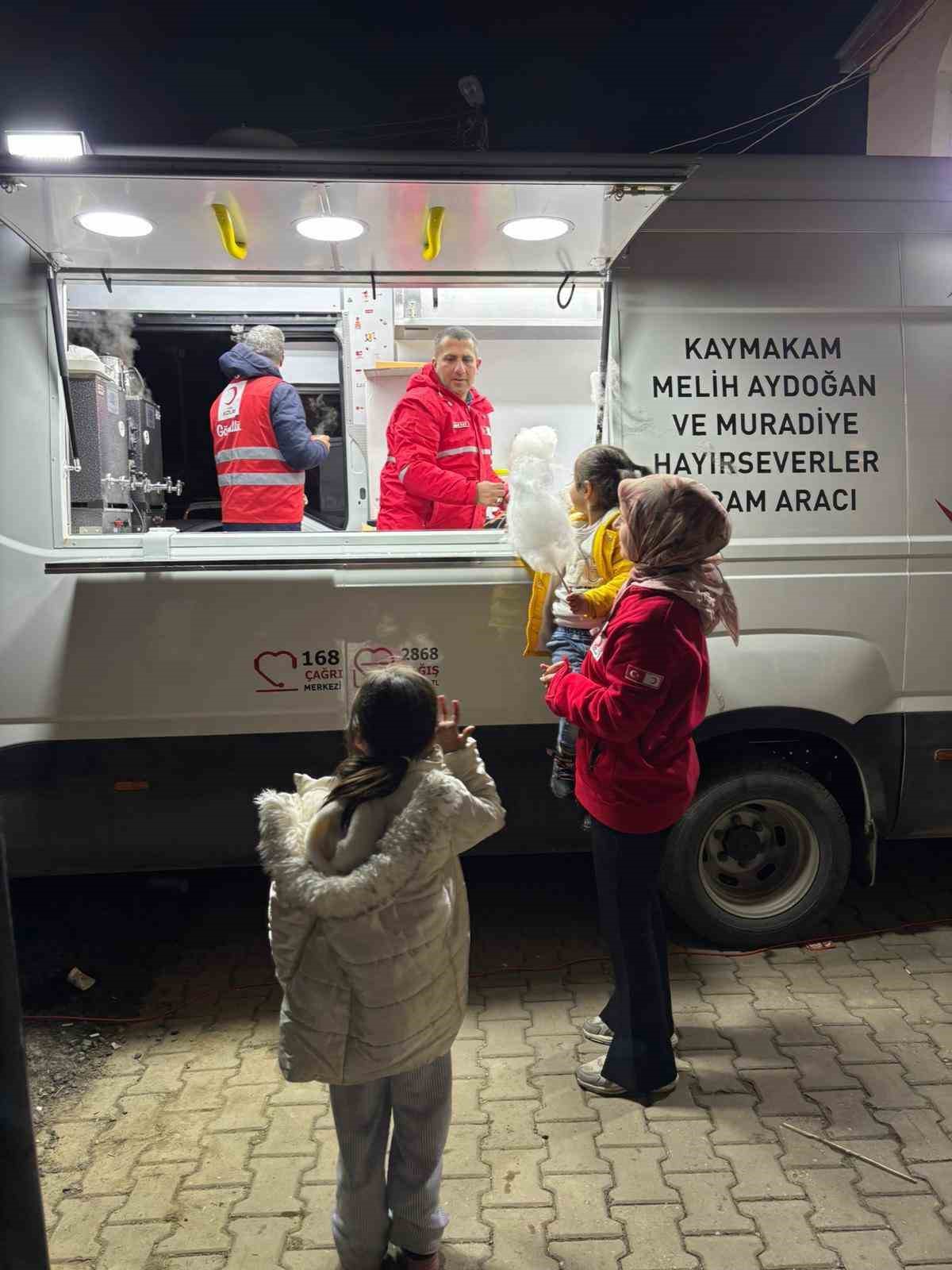Kızılay Muradiye Şubesi’nden teravih sonrası ikram