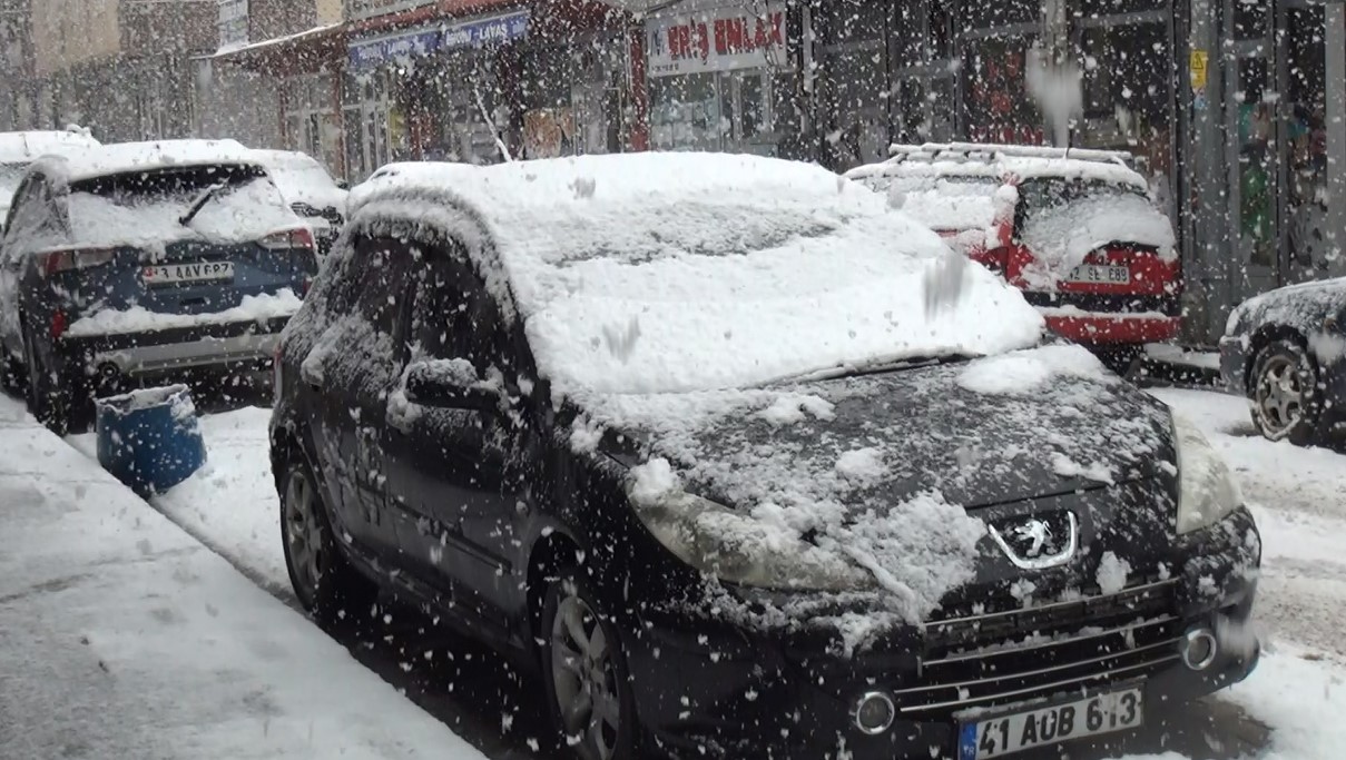 Ahlat’ta kar yağışı