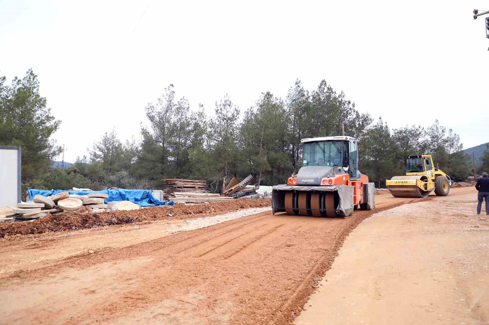 Ak&ccedil;aova TOKİ girişi yol &ccedil;alışmaları devam ediyor
