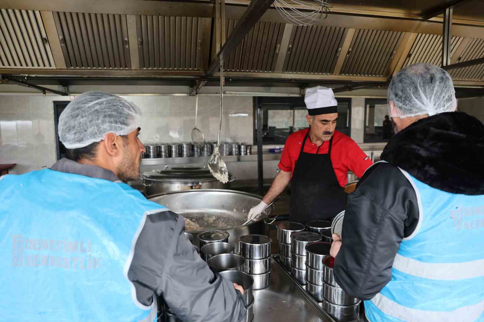 H&uuml;k&uuml;ml&uuml;lerce hazırlanan iftar yemeği 3 bin kişiye ulaştırılıyor
