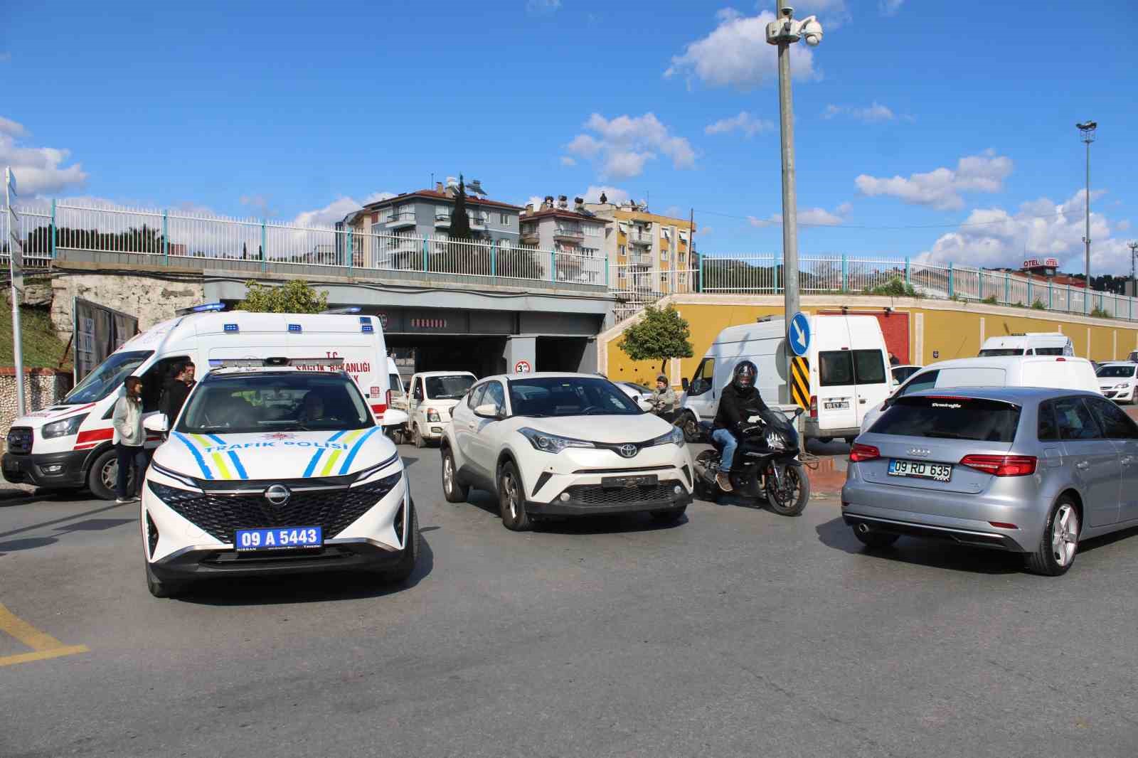 Kavşak i&ccedil;indeki kazada s&uuml;r&uuml;c&uuml; yaralandı
