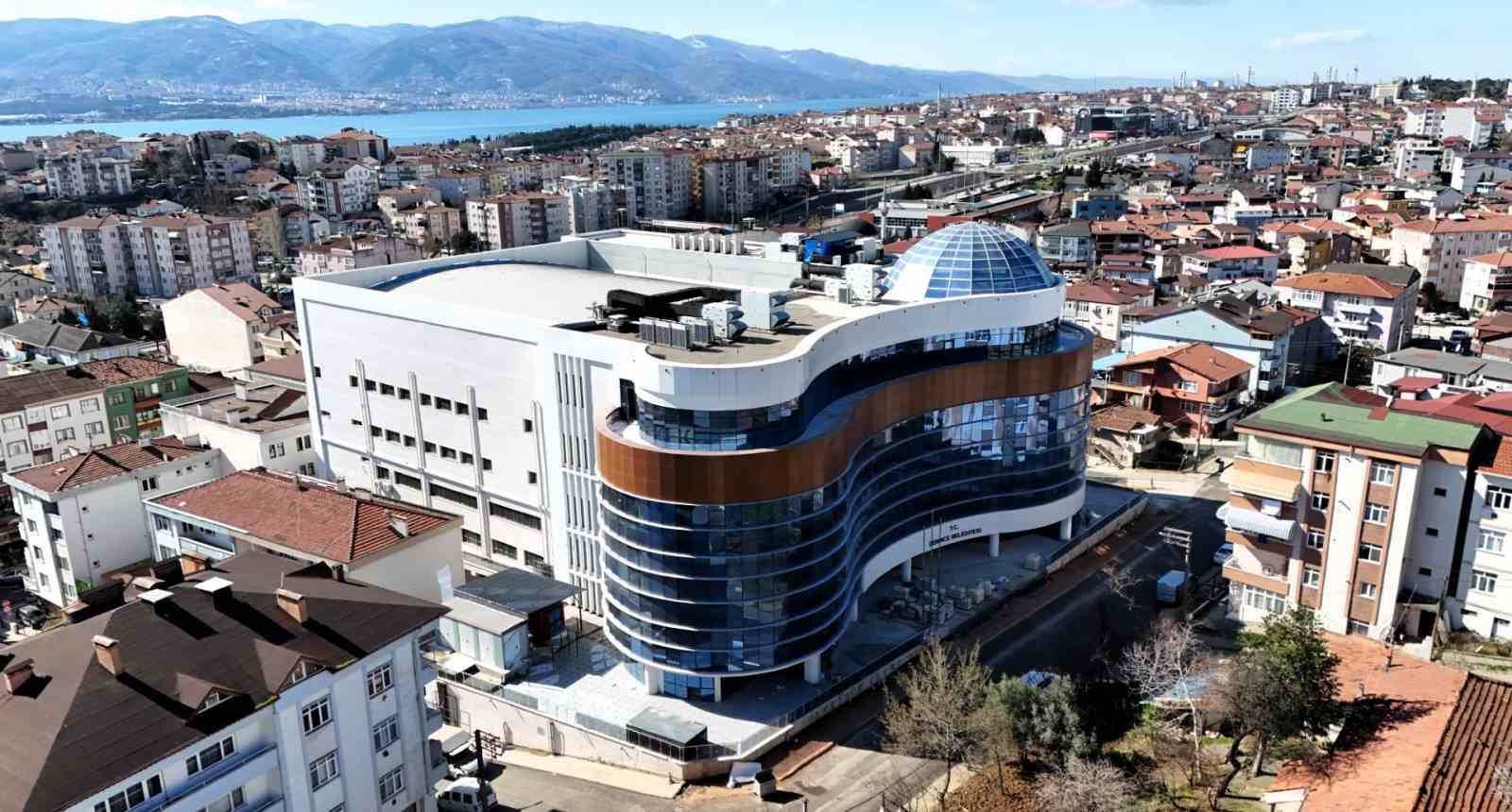 Derince&rsquo;nin yeni hizmet binasında son r&ouml;tuşlar yapılıyor
