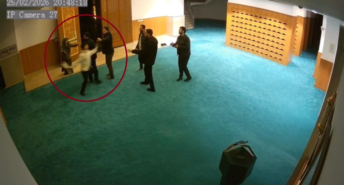 Ayakkabısının kaybolduğunu s&ouml;yleyip cami g&ouml;revlilerine saldırdı
