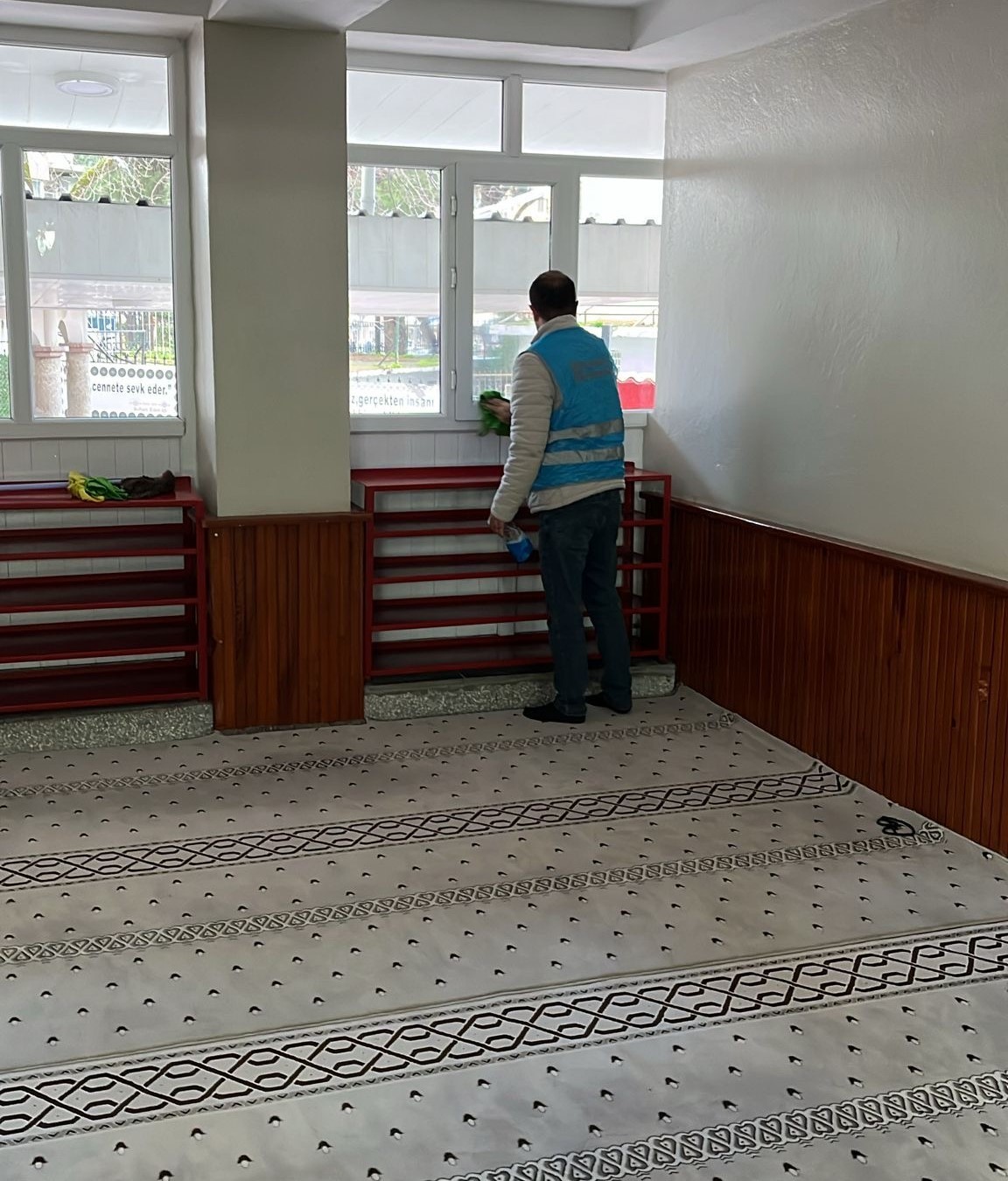 Manisa&rsquo;da denetimli serbestlik y&uuml;k&uuml;ml&uuml;lerinden camilere &rsquo;Ramazan&rsquo; bakımı
